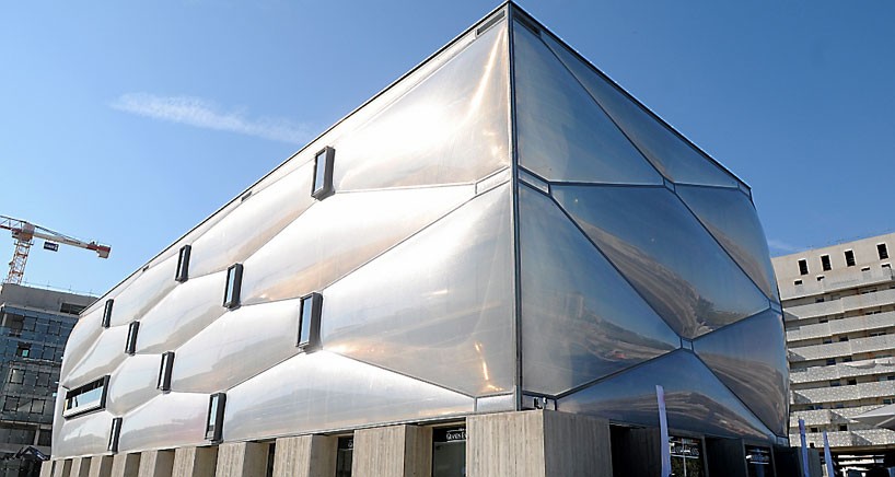 為法國一間健身運動中心打造有如泡泡般的建築外形。pic via designboom