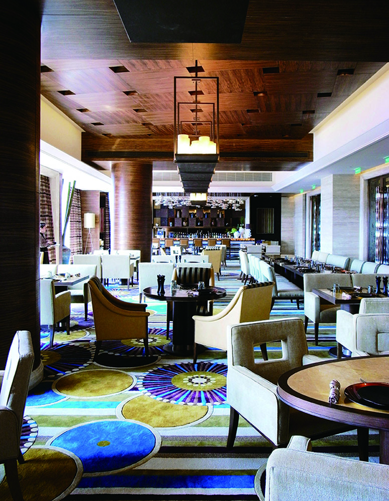 泛亞特色餐廳的地毯用色大膽而鮮明。