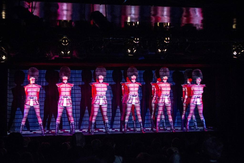 God Save Our Bareskin表演照片。 (4)
