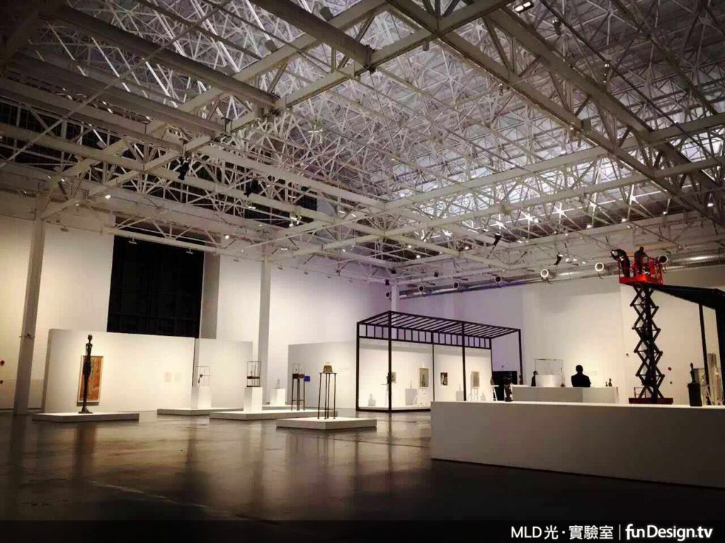 上海余耀德美術館日前舉辦「賈柯梅蒂回顧展」，展場照明設計由MLD 光•實驗室操刀。