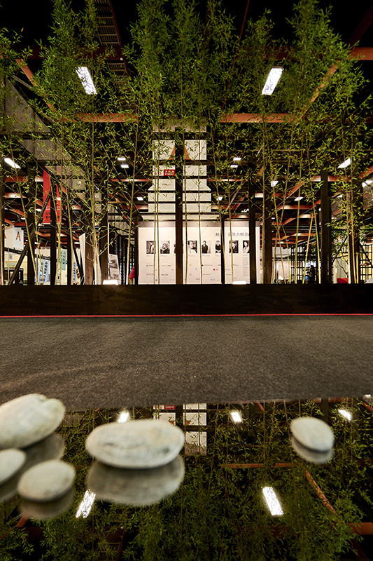 2016室內設計週，青竹與鵝卵石為展館增添些許禪境之美。