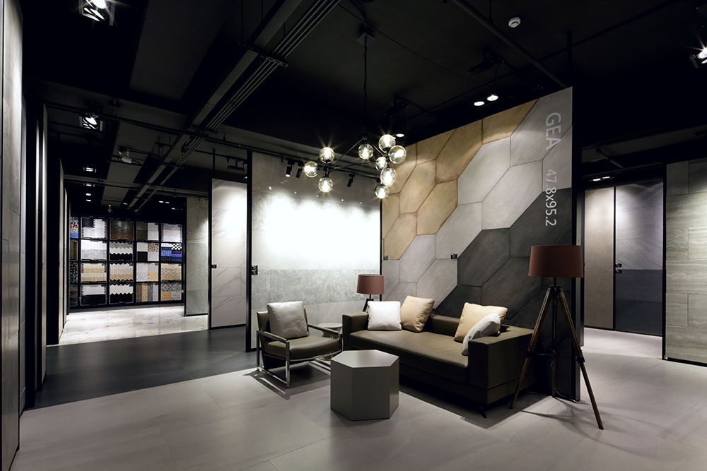 台北設計建材中心館內建材品牌眾多，大面積磁磚讓消費者完整體會不同款式呈現的風格。