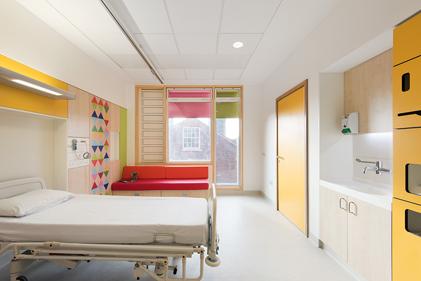 morag-myerscough-sheffield-childrens-hospital-bedrooms-designboom-010