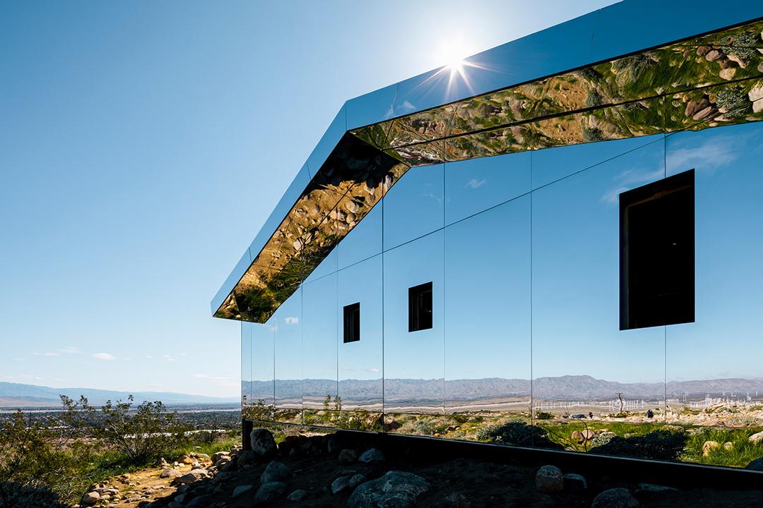 doug-aitken-lance-gerber-neville-wakefield-desert-x-installation-california-southern-art-exhibition-mirror_dezeen_2364_col_4
