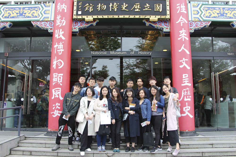 北京中央美術學院陳設藝術工作室的師生們於史博館前合影紀念。圖/瘋設計攝。