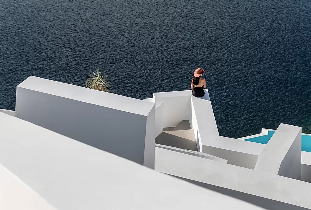 希臘Saint Hotel,聖多里尼島,Santorini,飯店設計,純白建築,涵構主義建築,極簡主義建築,純白量體,地中海建築,Kapsimalis Architects