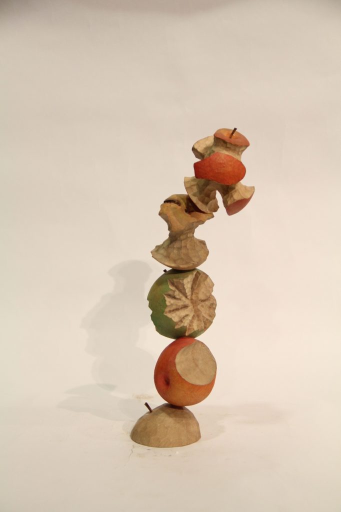 陳佩吟木雕創作，《喫蘋果系列－喜怒哀樂》