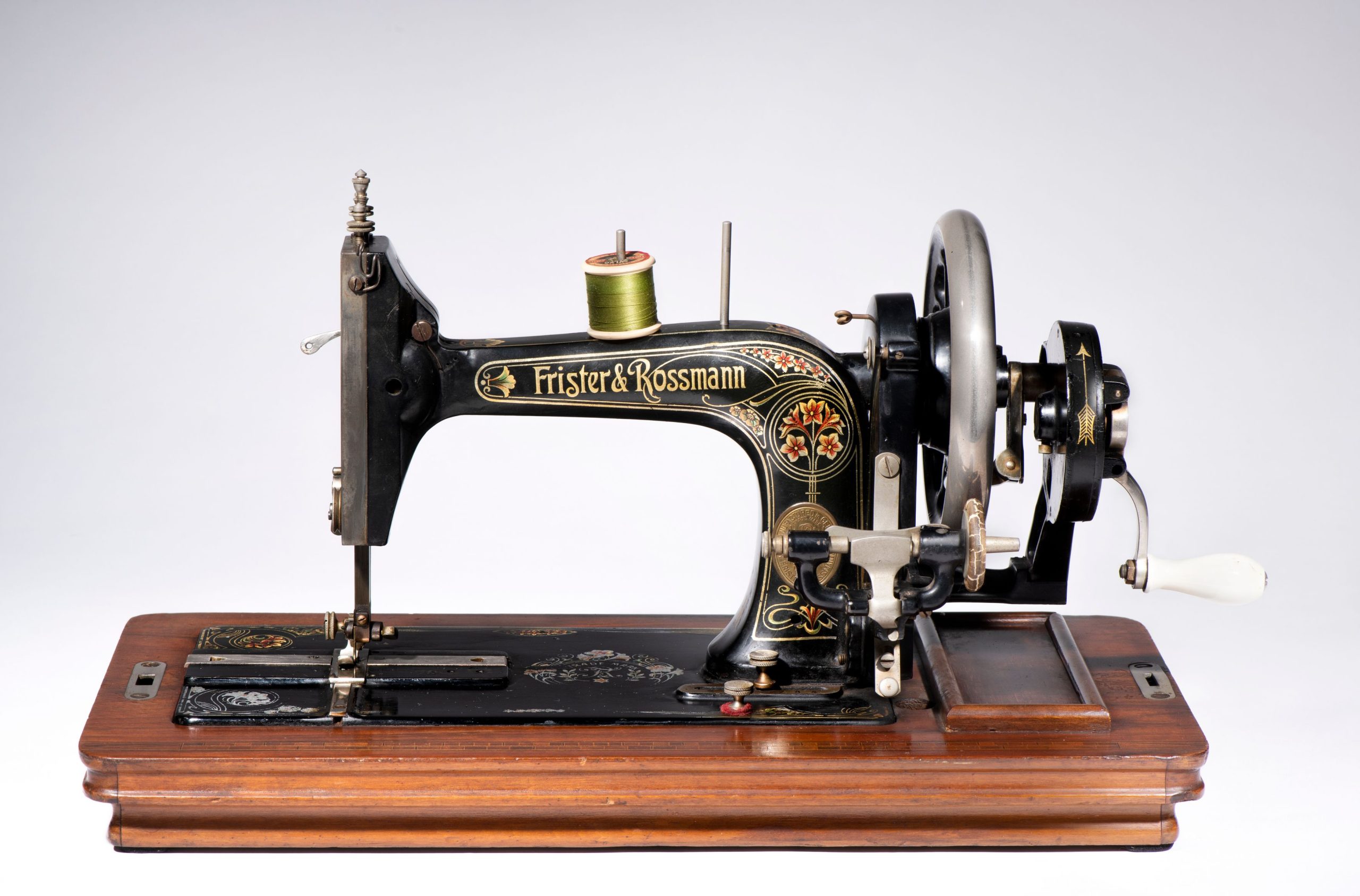 jpeg-optimizer_奇美博物館產業類典藏〈弗里斯特與羅斯曼TS Model K縫紉機〉，德國，約1926年。奇美博物館提供