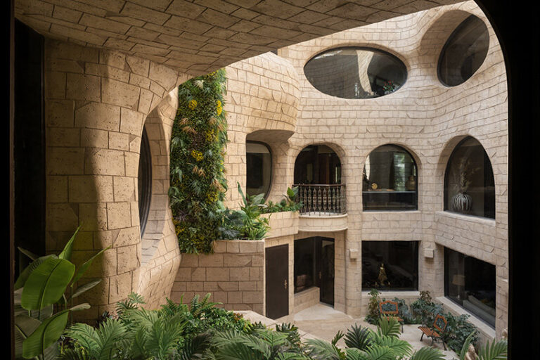 MOFA-studio-fonte-damore-surrealist-courtyard-new-delhi-india-designboom-02-768&#215;512