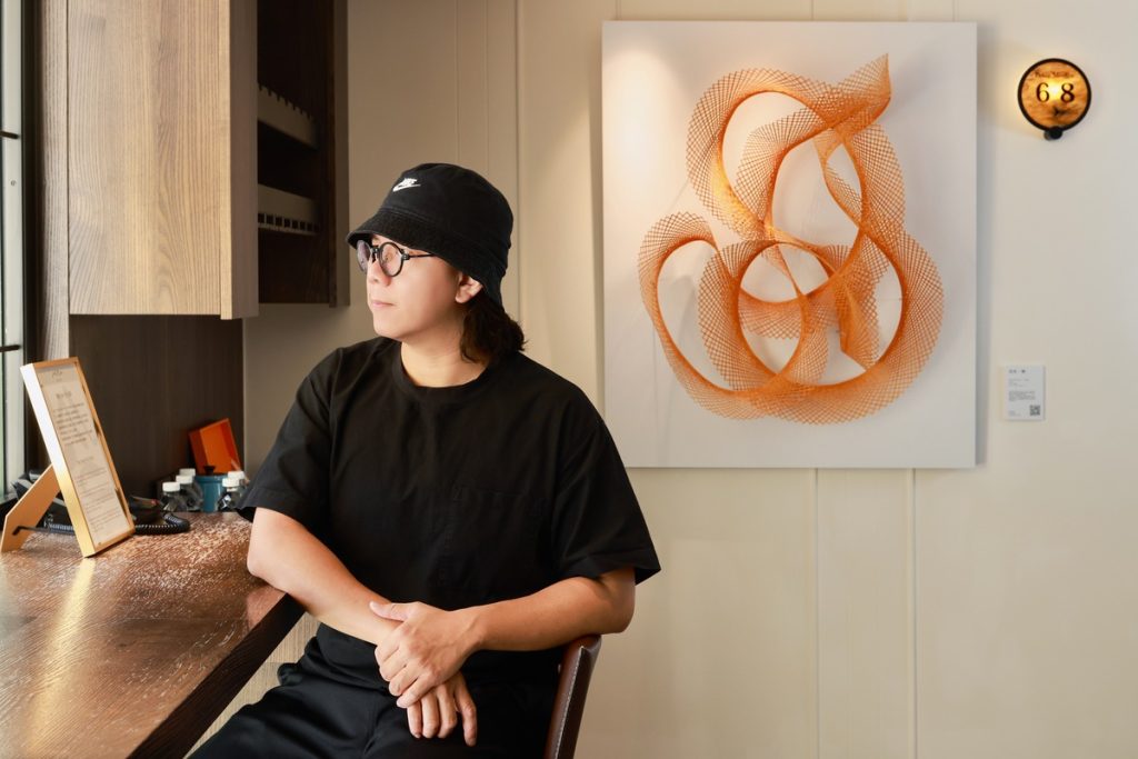 慕舍酒店「繆思之竹」個展—臺灣竹編藝術家林靖格與作品《流形・暉》合影