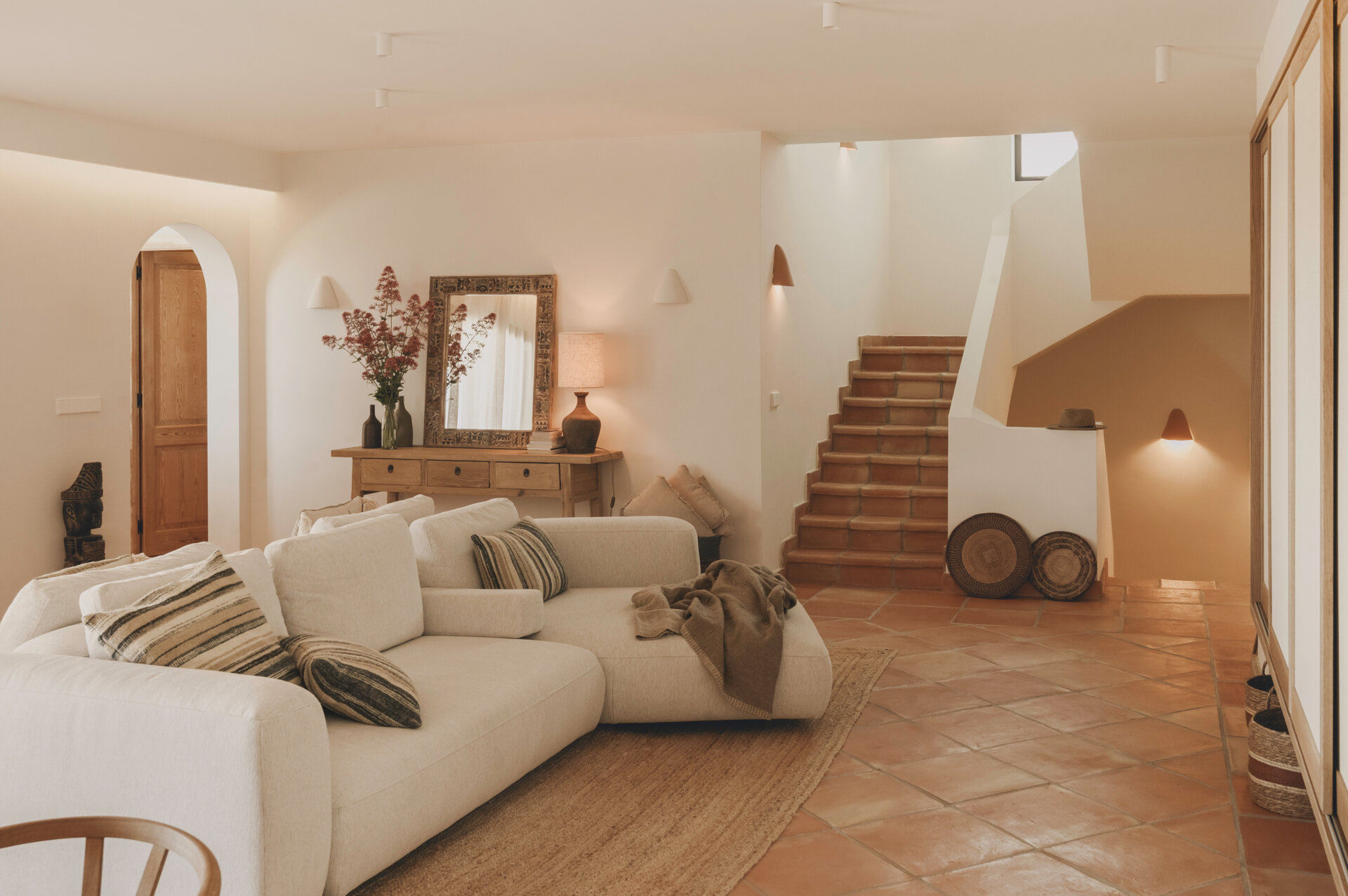 modern-neutral-earthy-interior-060826-1206-01